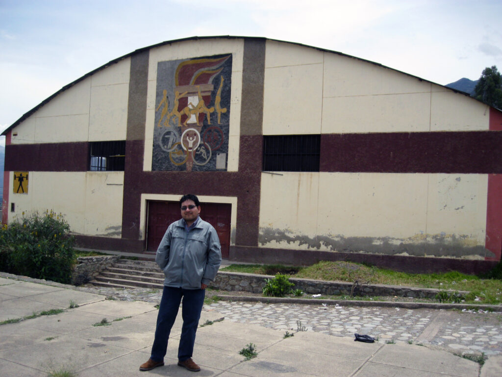 Pochito con el fondo del Gimnasio