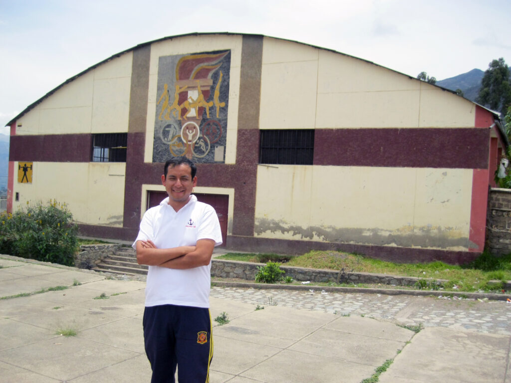 Al fondo el viejo gimnasio